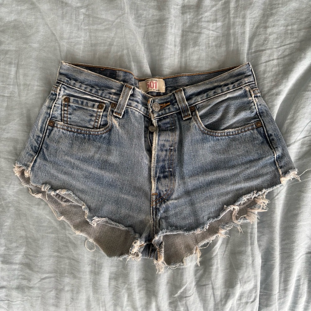 LEVI’S 501 JEAN CUTOFF SHORTS